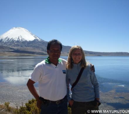 El Equipo de Mayuru tour En el Lago Chungará, en la foto con una amiga de Italia.